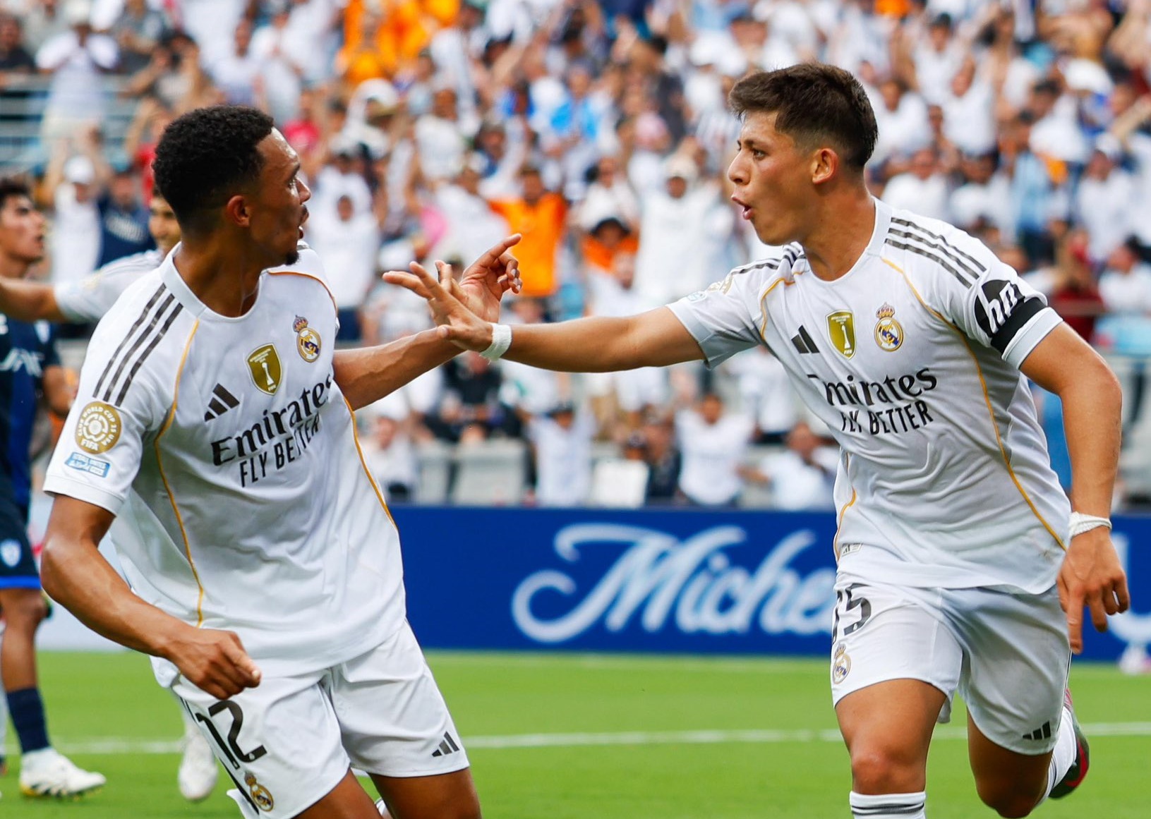 Αυτό θα πει αγάπη: Οι παίκτες της Ρεάλ Μαδρίτης αγκάλιασαν τον Άρνολντ! (pic)