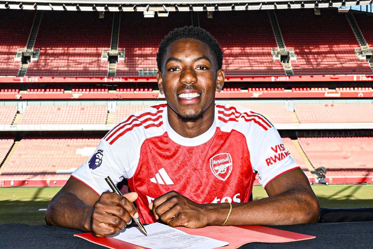 Ο Σκέλι ανανέωσε με Άρσεναλ και δήλωσε: «Έμεινα, γιατί θέλω με αυτή την ομάδα να τα σηκώσω ΟΛΑ!»