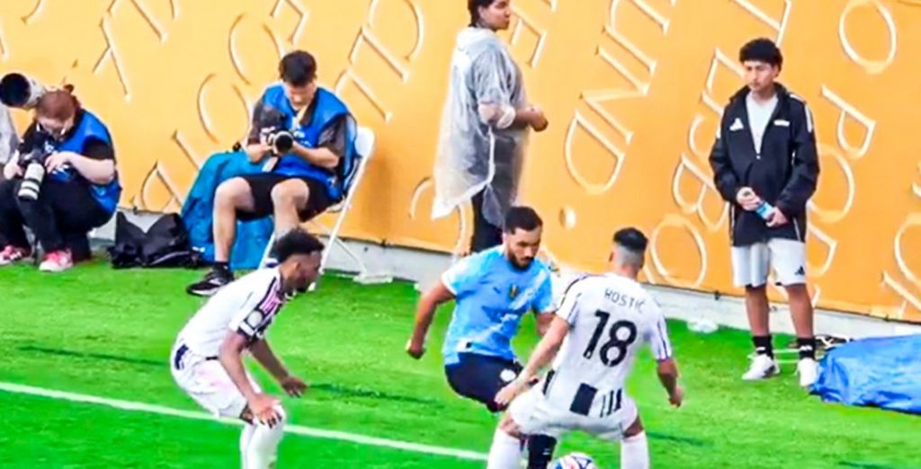 O Τσερκί δεν κάνει… πλάκα: Ξεφτίλισε παίκτη της Γιουβέντους με την ντρίμπλα του! (vid)