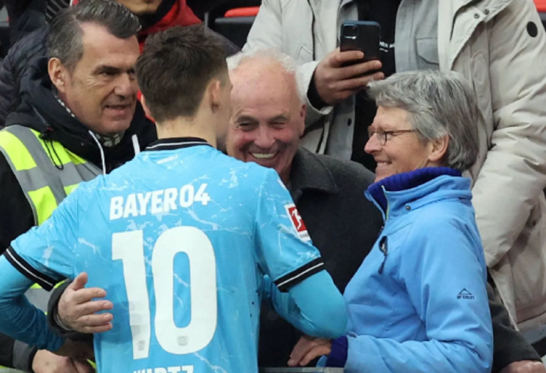 Η Λίβερπουλ έκανε πάμπλουτους τους γονείς του Φλόριαν Βιρτς