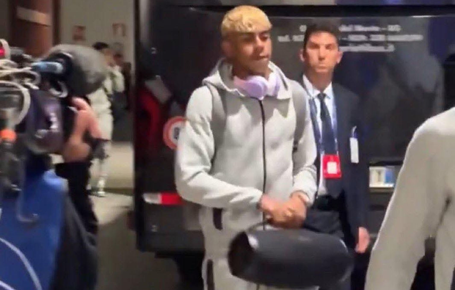 Ούτε με… αίτηση δεν αποχωρίζεται ο Γιαμάλ το ηχείο του! (vid)