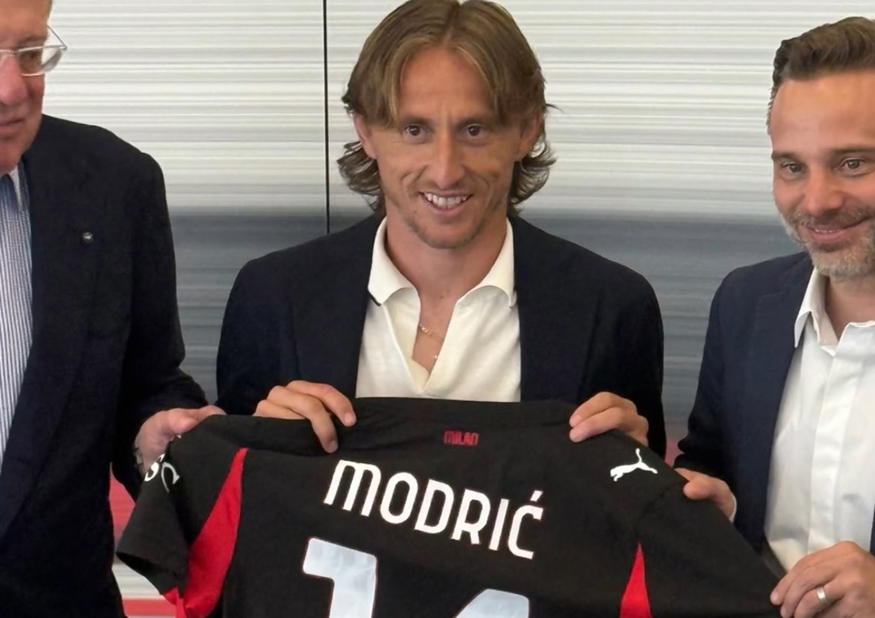 Ο Μόντριτς πάτησε στο Μιλάνο και φόρεσε τη νέα του φανέλα! (vid)