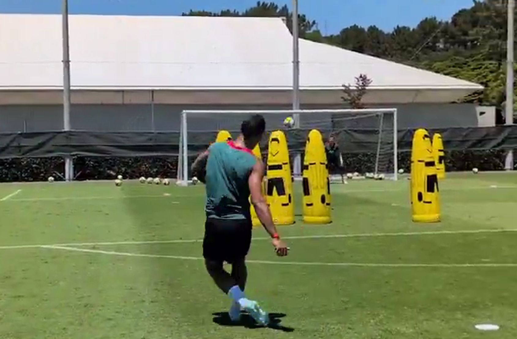 Καλλιτέχνης θα πει… Βιρτζίλ Φαν Ντάικ: «Γράφει» με τα φάουλ του! (vid)