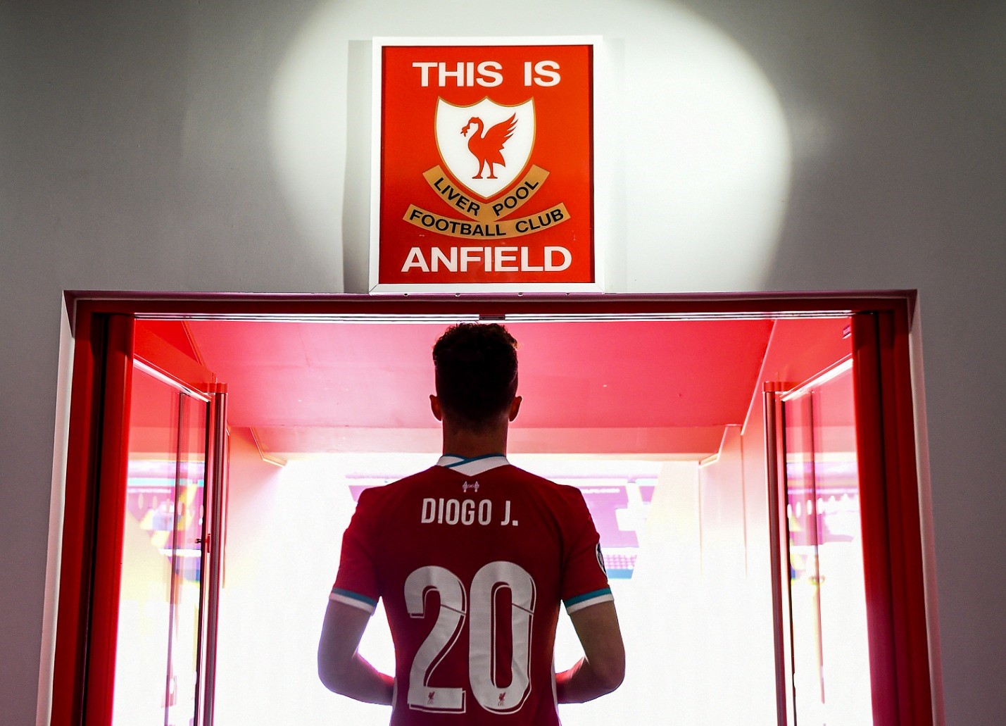 Ζότα: Σπαρακτικές στιγμές έξω από το Άνφιλντ – «Η φανέλα με το 20» (pics)