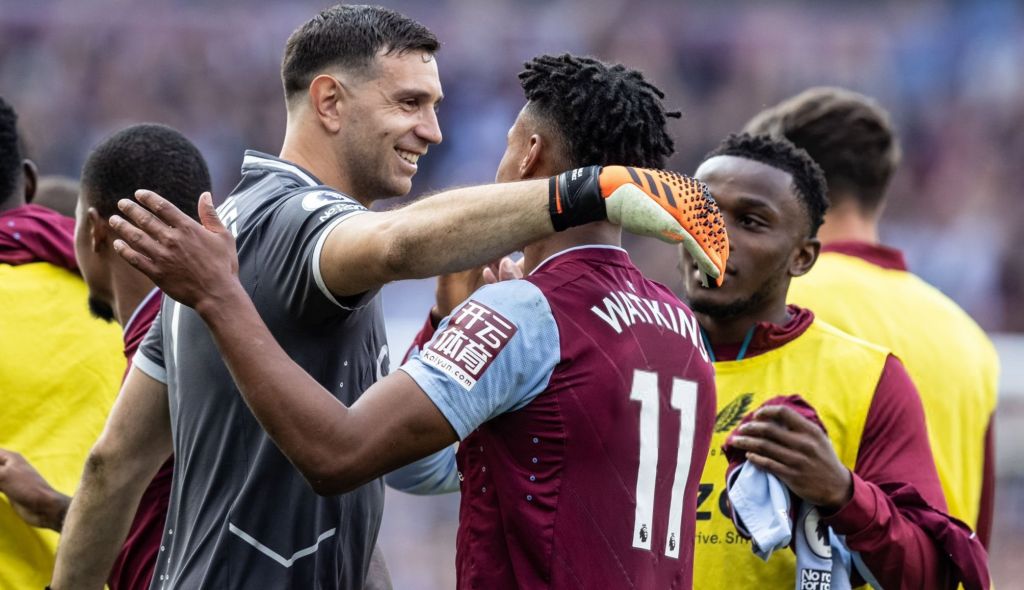 Η Άστον Βίλα κάνει… χοντρή πλάκα στη Μάντσεστερ Γιουνάιτεντ