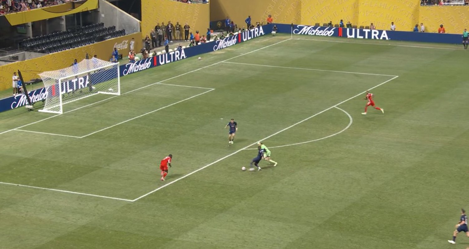 Παρί εναντίον Μπάγερν Μονάχου: Ο Ντεμπελέ μοίρασε γέλια με την ευκαιρία που έχασε (vid)