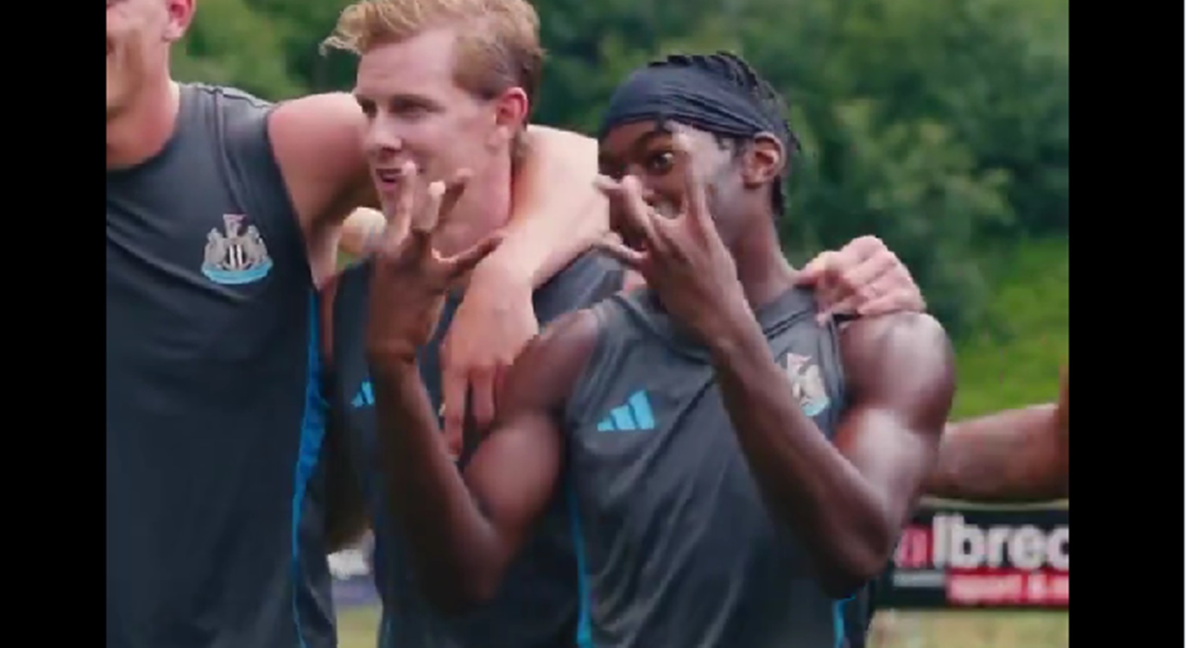 O Ελάνγκα πήγε στη Νιούκαστλ και κάνει τον… μάγκα! (vid)