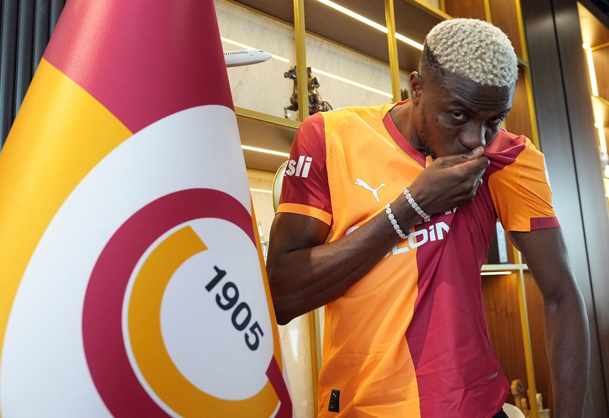 Η Γαλατασαράι ολοκλήρωσε και ΤΥΠΙΚΑ τη μεταγραφή του Όσιμεν