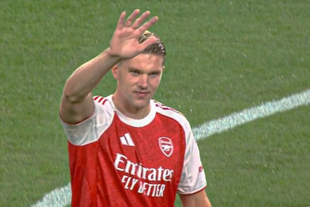 Γιόκερες: Φόρεσε την φανέλα της Άρσεναλ για πρώτη φορά και έγινε «πανικός» (vid)