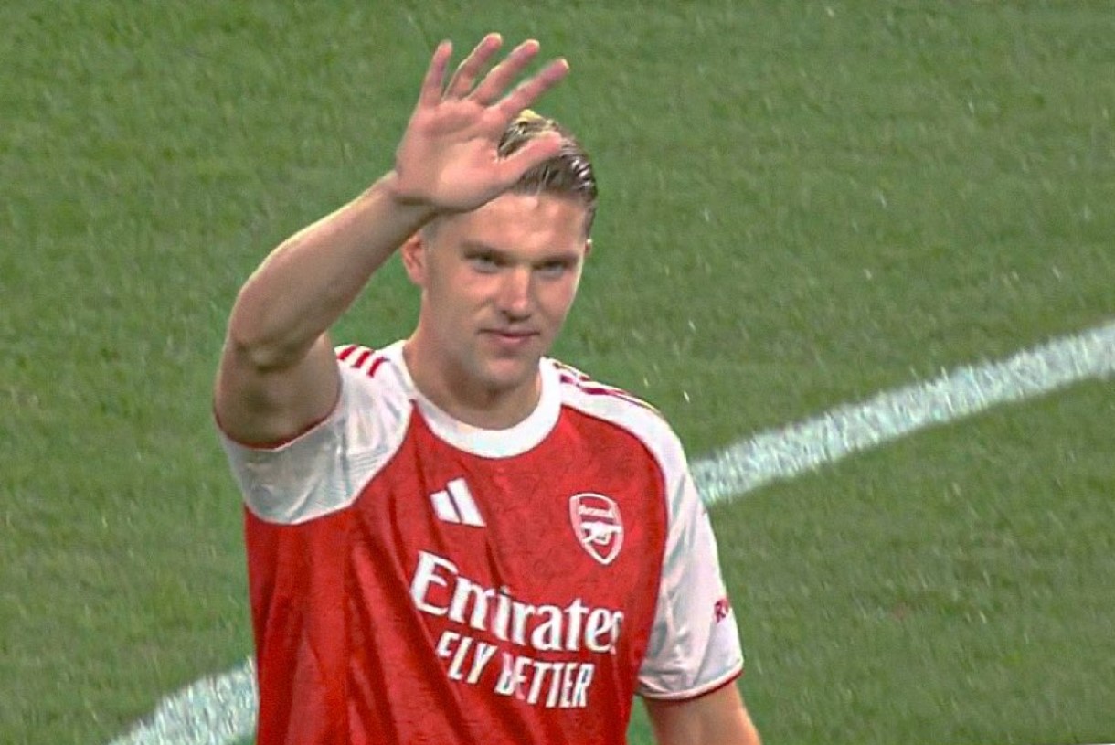 Γιόκερες: Φόρεσε την φανέλα της Άρσεναλ για πρώτη φορά και έγινε «πανικός» (vid)