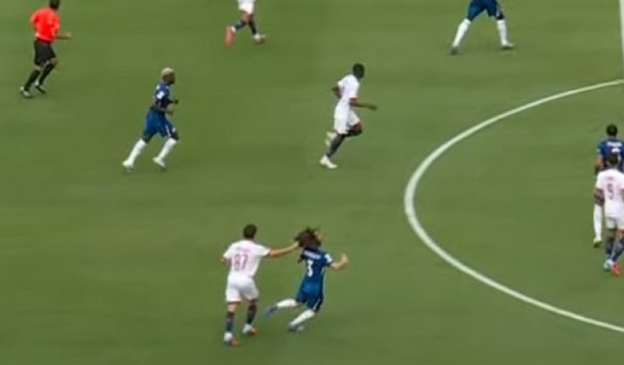 Ο Νέβες ξεμάλλιασε τον Κουκουρέγια και αποβλήθηκε (vid)