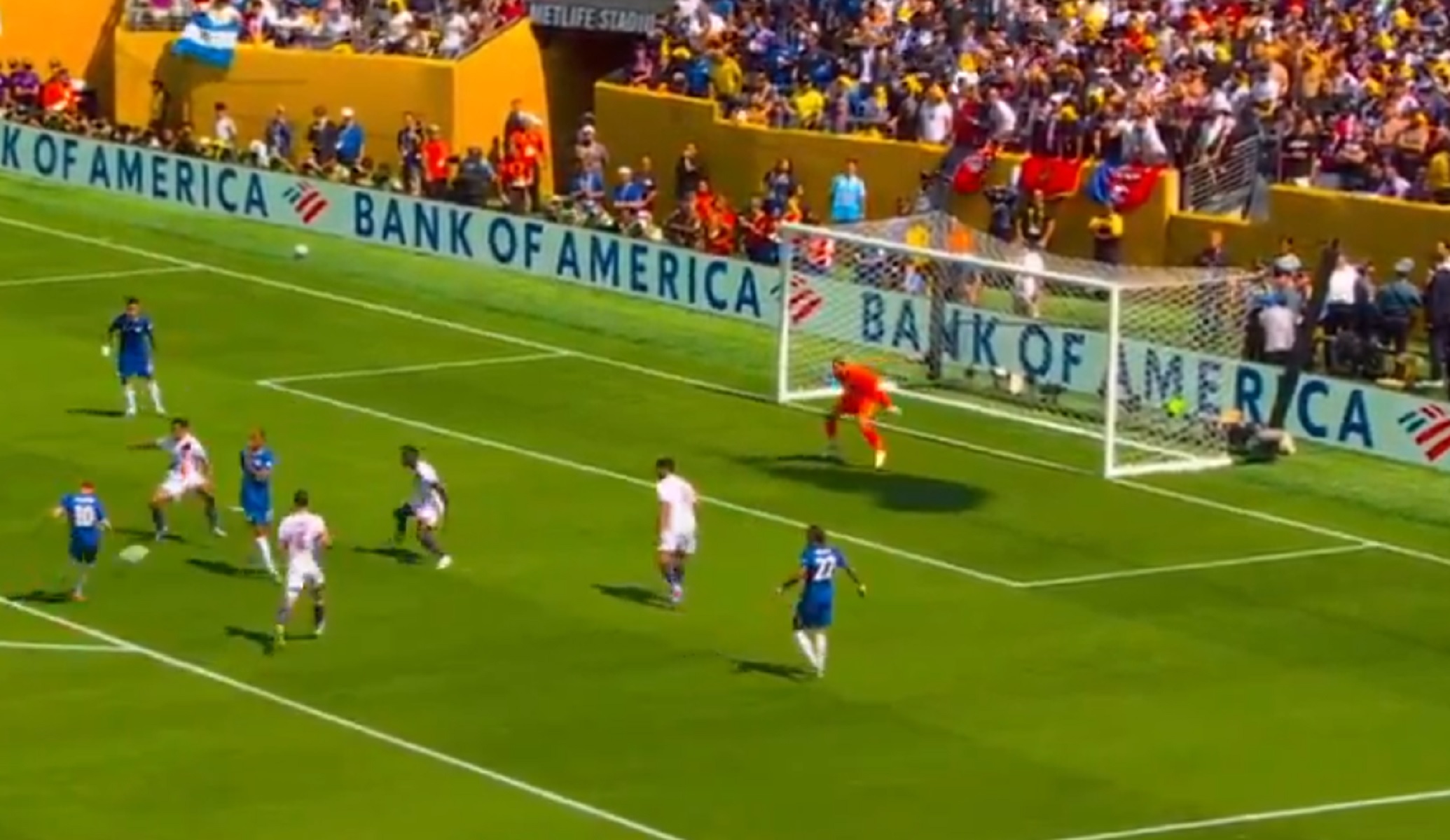 H πλασεδάρα του Πάλμερ… διέλυσε την Παρί (vid)