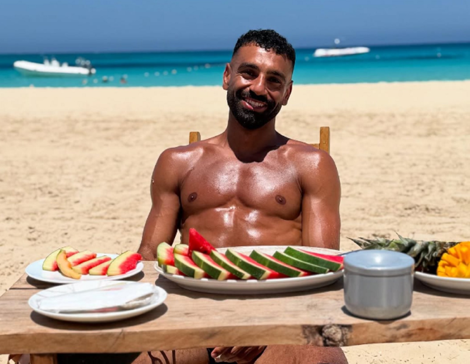 Στην Μύκονο ο Μοχάμεντ Σαλάχ με κοιλιακούς «φέτες»