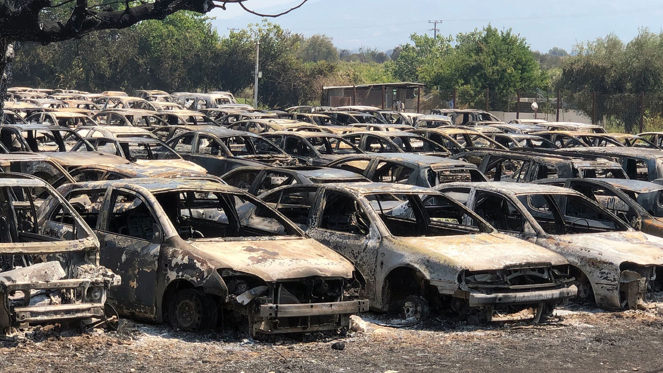 Εικόνες αποκάλυψης στην Αχαΐα – Εκατοντάδες καμένα αυτοκίνητα (vid)