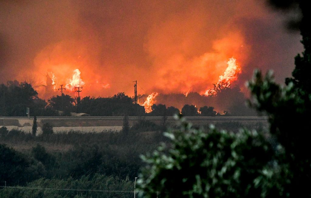 Σκηνές αποκάλυψης στην Αχαΐα: Η φωτιά καίει σπίτια, επιχειρήσεις – Εκκενώνεται η Κάτω Αχαΐα (vids)