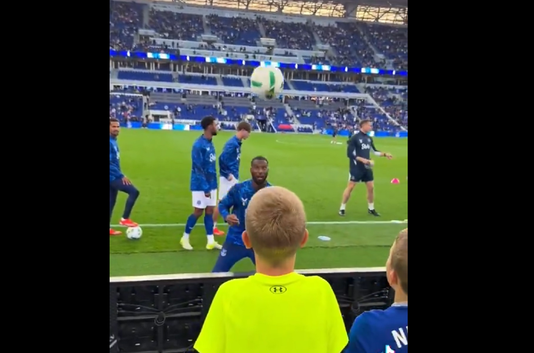 Ο Μπέτο της Έβερτον χάρισε αναμνήσεις σε δύο πιτσιρίκια (vid)