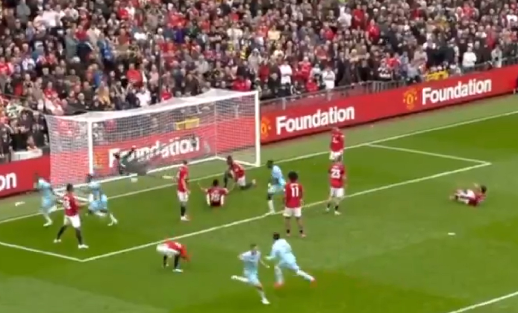 Βαριά άρρωστη η Γιουνάιτεντ – Διπλή «ροπαλιά» από την Μπέρνλι (vid)