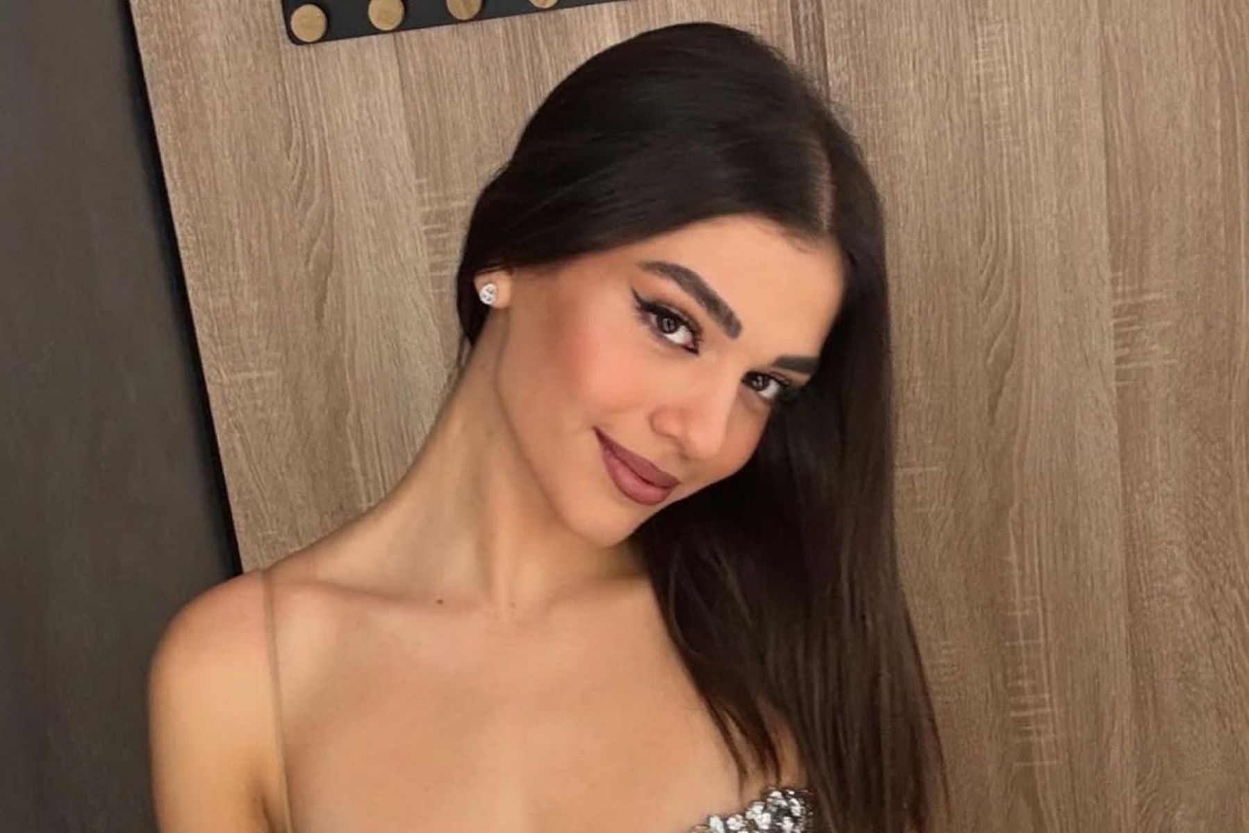 Η Μελίνα Νικολαΐδη παρτάρει μόνη με τις φίλες της στην Πάρο (δείτε φωτογραφίες)