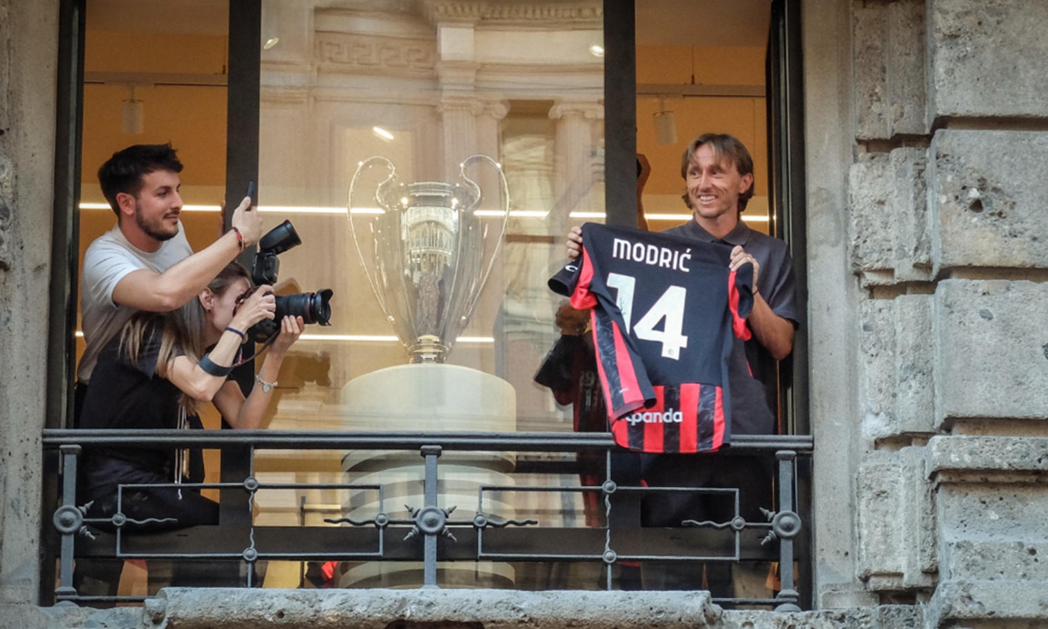 «Πόλεμος» στη Μίλαν για μία φανέλα του Μόντριτς (vid)