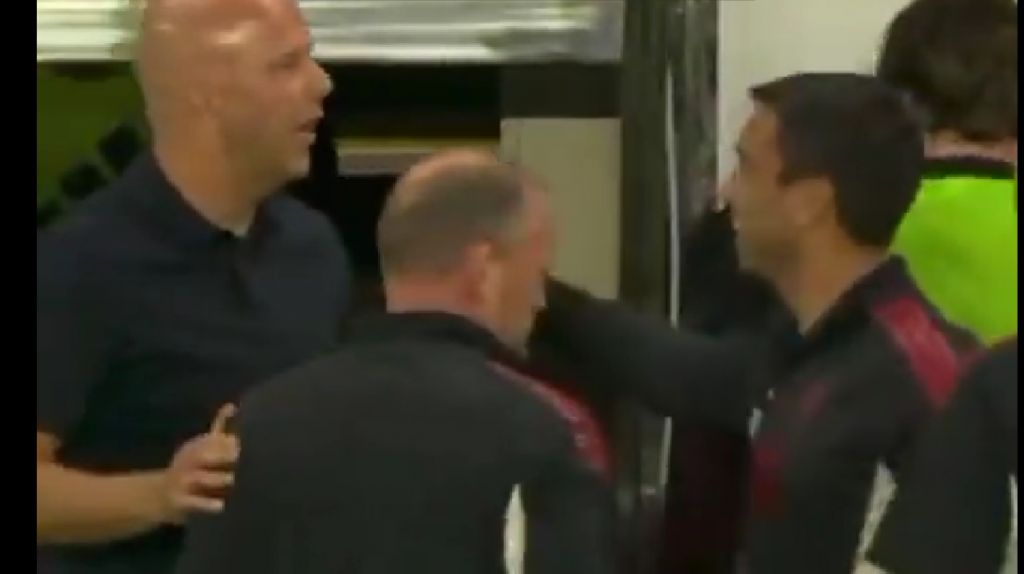 ΕΠΙΚΟ σκηνικό στον πάγκο της Λίβερπουλ: Το 2-0 έγινε τόσο γρήγορα που το… έχασε ο Σλοτ! (vid)