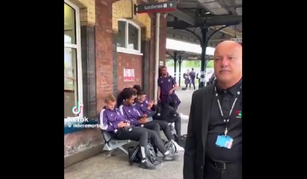 Απίθανο: Η αποστολή της Γιουνάιτεντ ταξίδεψε με το τρένο! (vid)