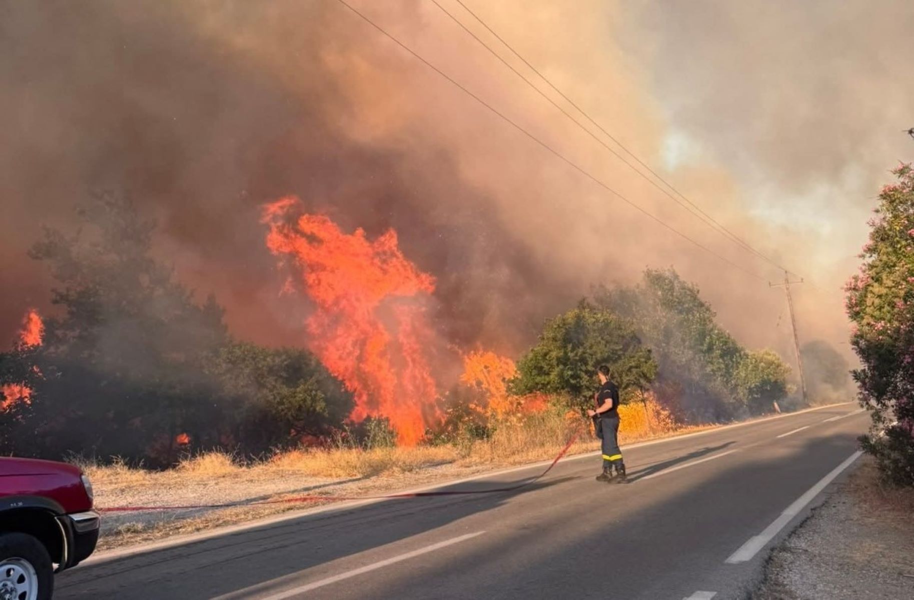 Φωτιά στην Πάτρα: Ελικόπτερο κάνει ρίψη νερού και αυτοκίνητα περνούν από κάτω (vid)