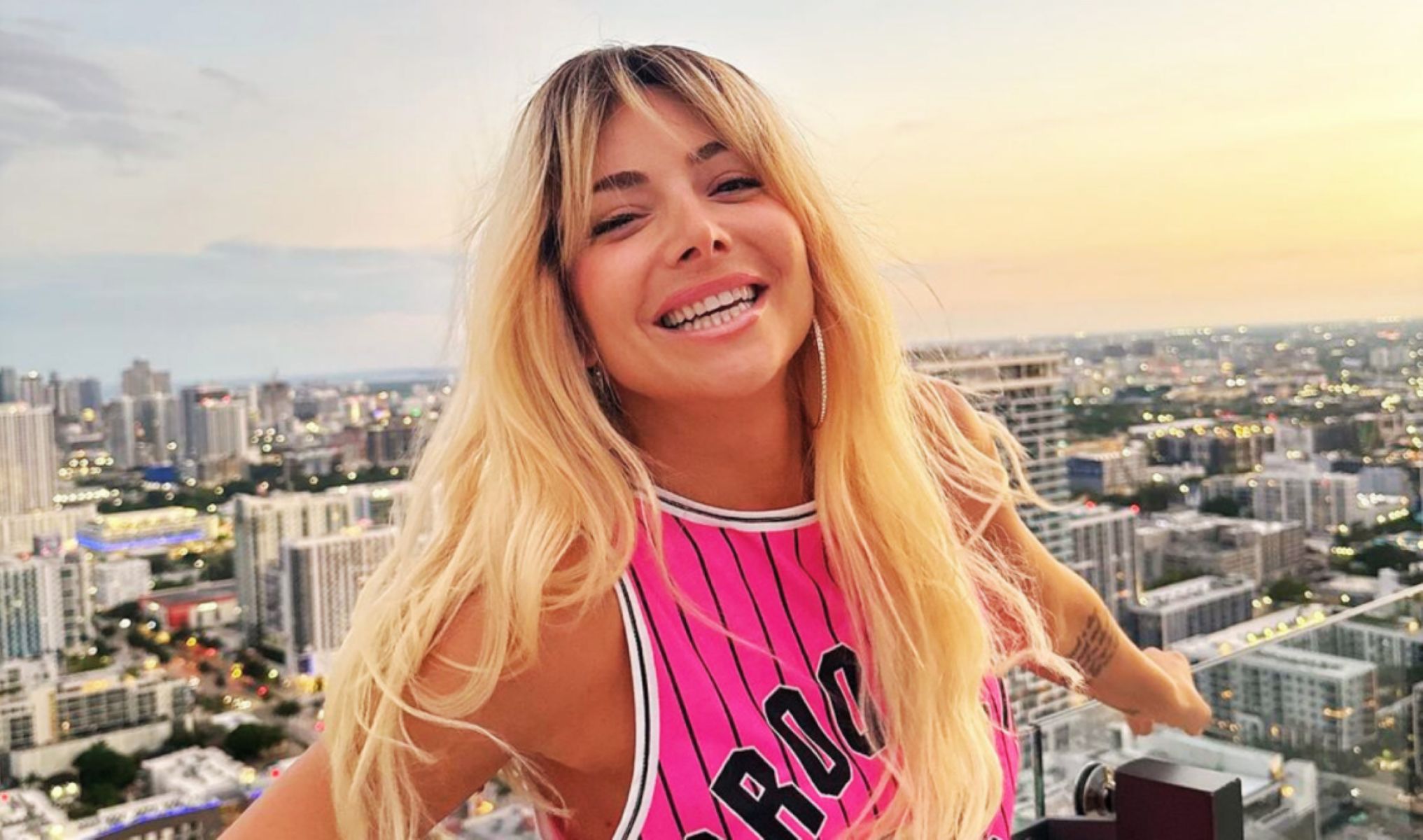 H εκρηκτική Ζόζεφιν μάγεψε παραλία τους Μυκόνου (δείτε φωτογραφίες)