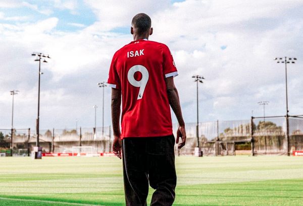 Λίβερπουλ: Ο Ίσακ φόρεσε την κόκκινη φανέλα και έπαθε... σοκ! (vid)