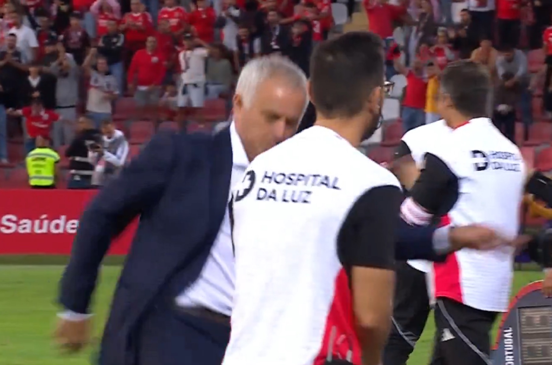 Η σουτάρα – ξέσπασμα του Μουρίνιο σε μπουκάλι στο 3-0 της Μπενφίκα (vid)