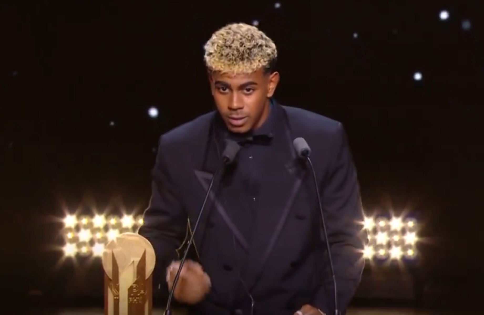 Το Kopa Trophy στα χέρια του Λαμίν Γιαμάλ