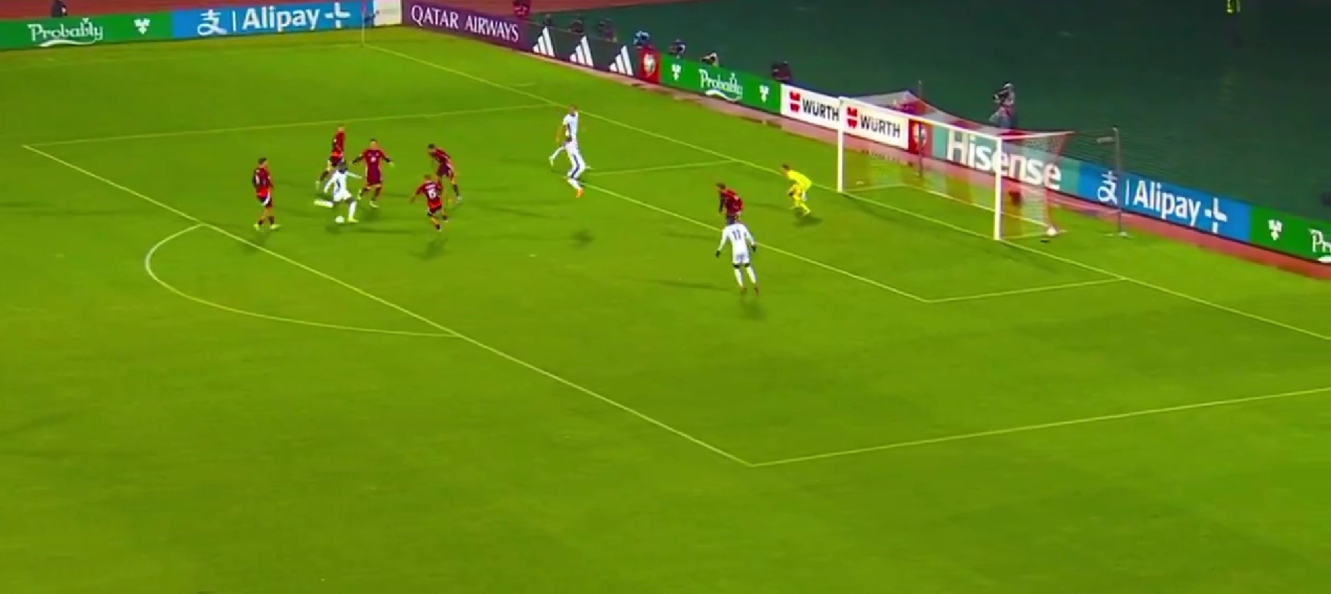 Πέρασε όσους βρήκε ο Έζε και σκόραρε για… πλάκα! (vid)