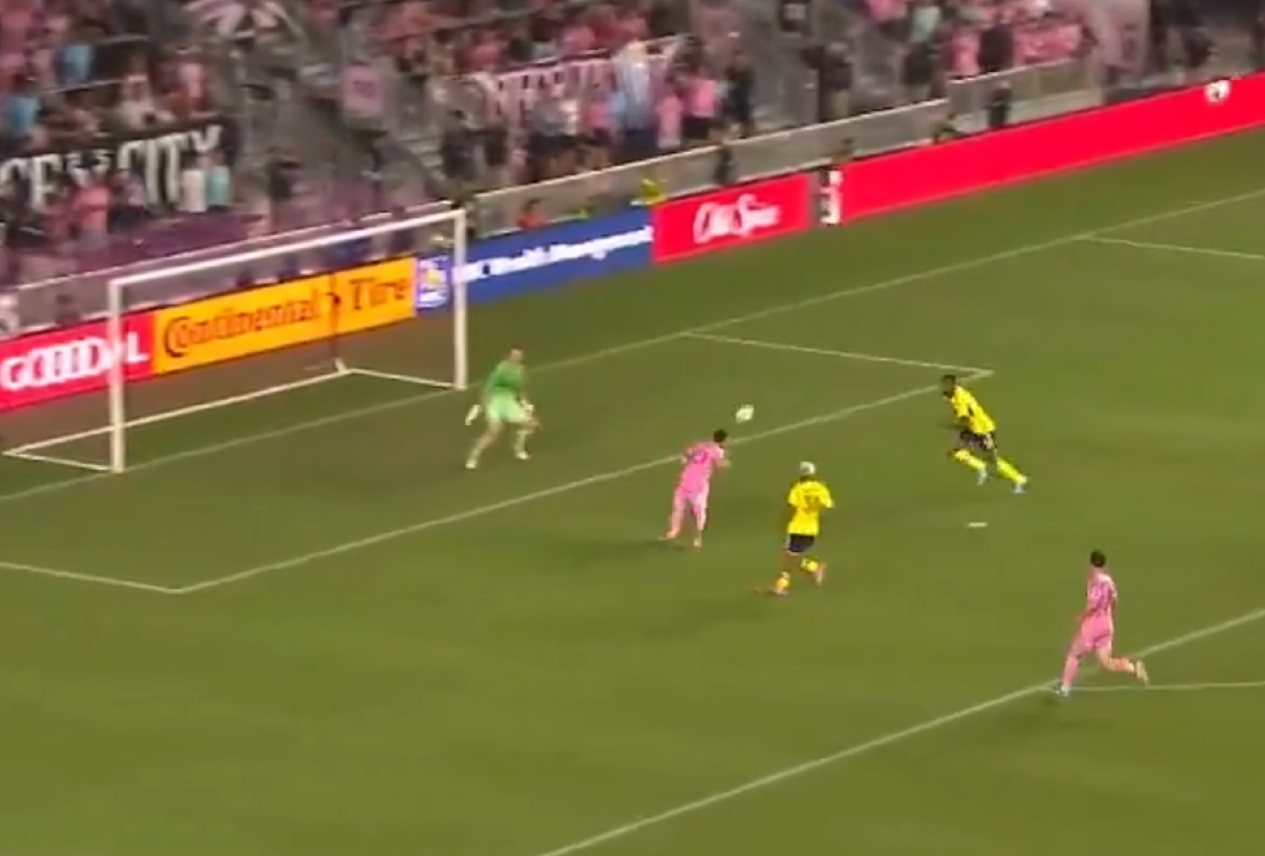 H γκολάρα του Μέσι με κεφαλιά – ψαράκι στο Ίντερ Μαϊάμι – Νάσβιλ (vid)