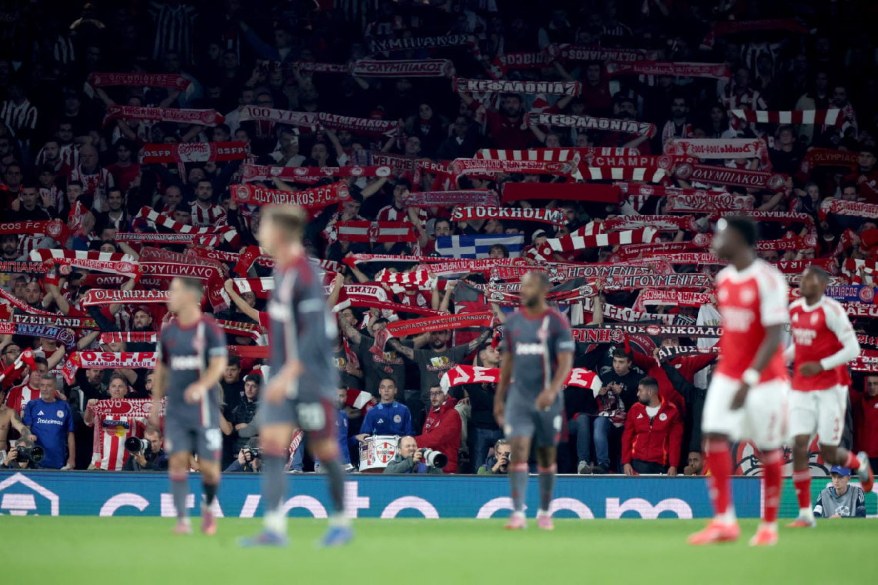 H ανάρτηση του Ολυμπιακού για την μαγική «ερυθρόλευκη» εξέδρα στο Emirates (pic)