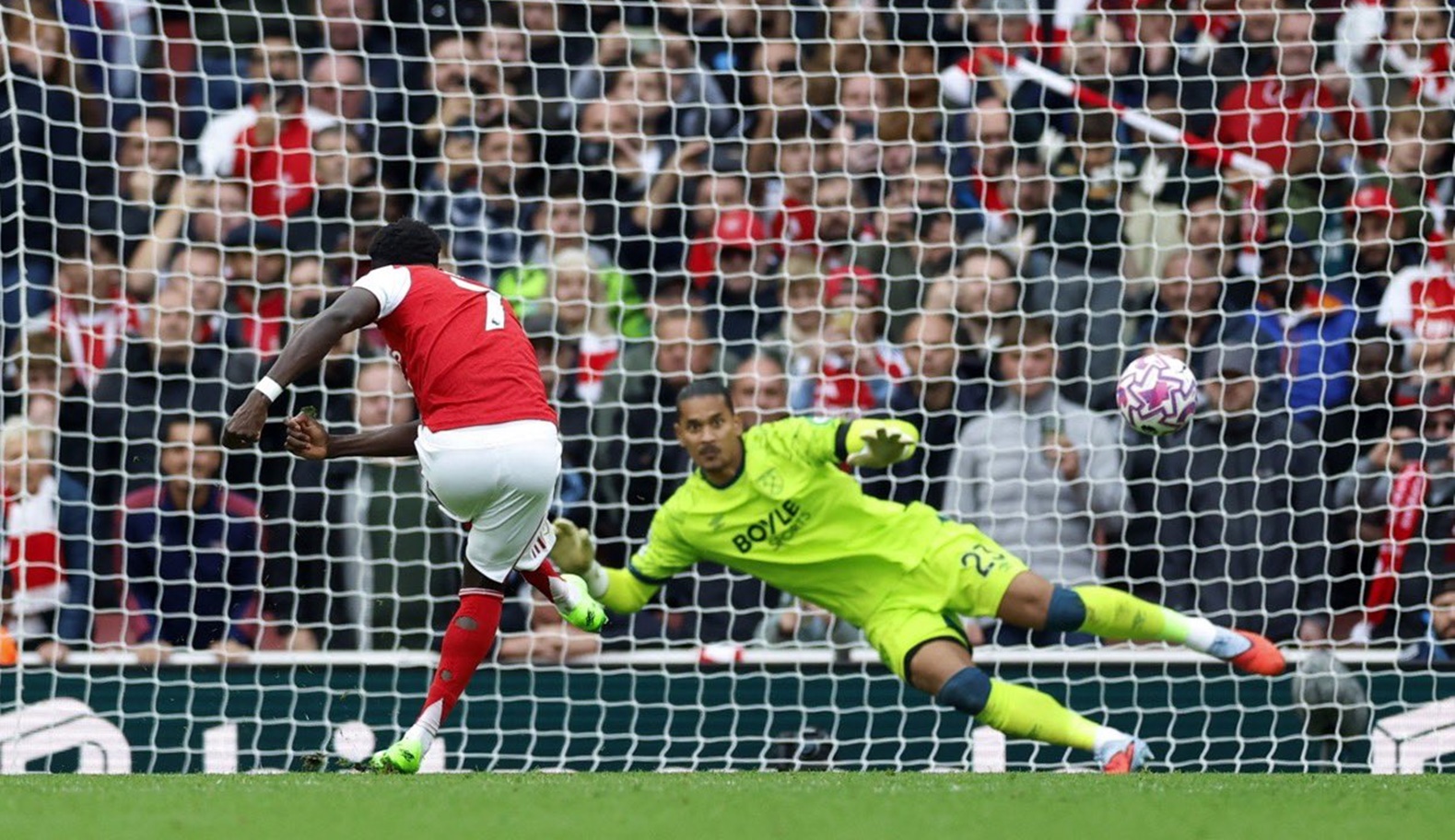 Δίπλα σε θρύλους της Άρσεναλ ο Σάκα, μετά το γκολ του με τη Γουέστ Χαμ!