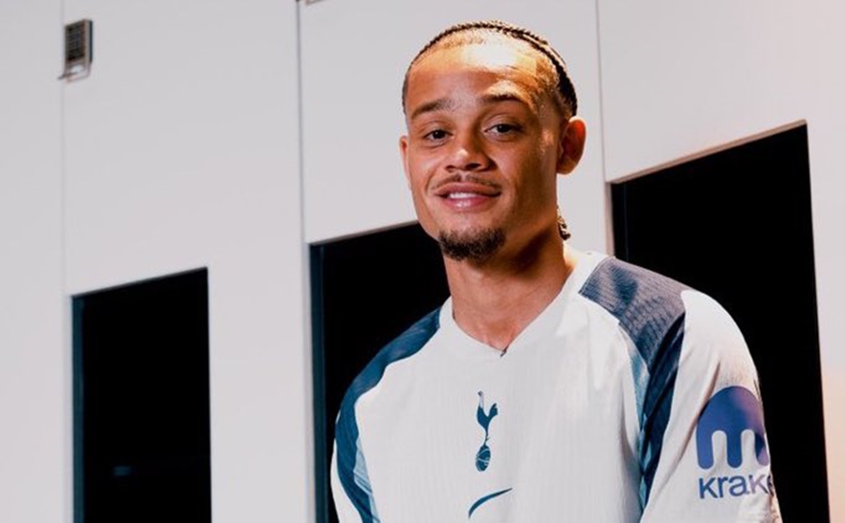 Έγινε… πράκτορας ο Τσάβι Σίμονς, μετά το τελευταίο ματς της Τότεναμ!