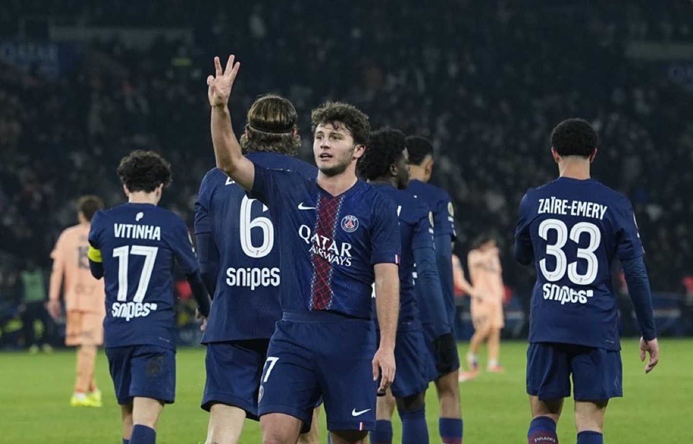 Ούτε που… ίδρωσε η Παρί! (vid)