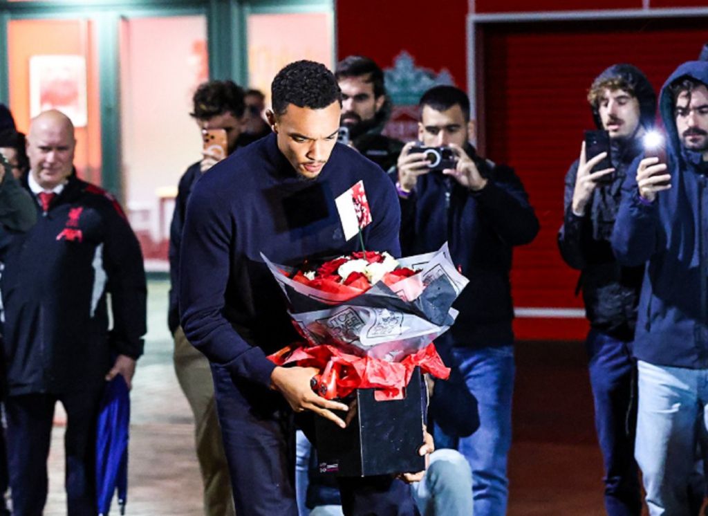 Λίβερπουλ: Ρεάλ Μαδρίτης και Αλεξάντερ-Άρνολντ στο μνημείο του Ζότα (pics)