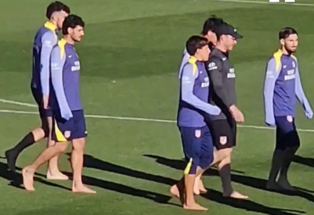 O ασυνήθιστος κύριος Σιμεόνε: Προπόνηση της Ατλέτικο χωρίς παπούτσια (pics)