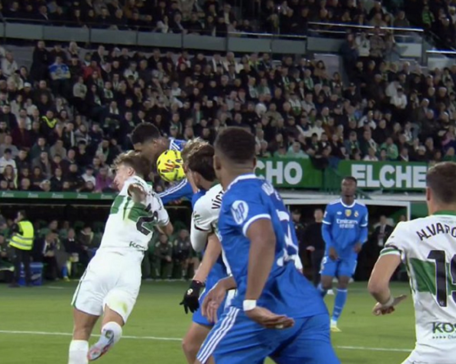 «Κράξιμο» στη Ρεάλ Μαδρίτης για… σφαγή με Έλτσε – Οι επίμαχες φάσεις (pics)