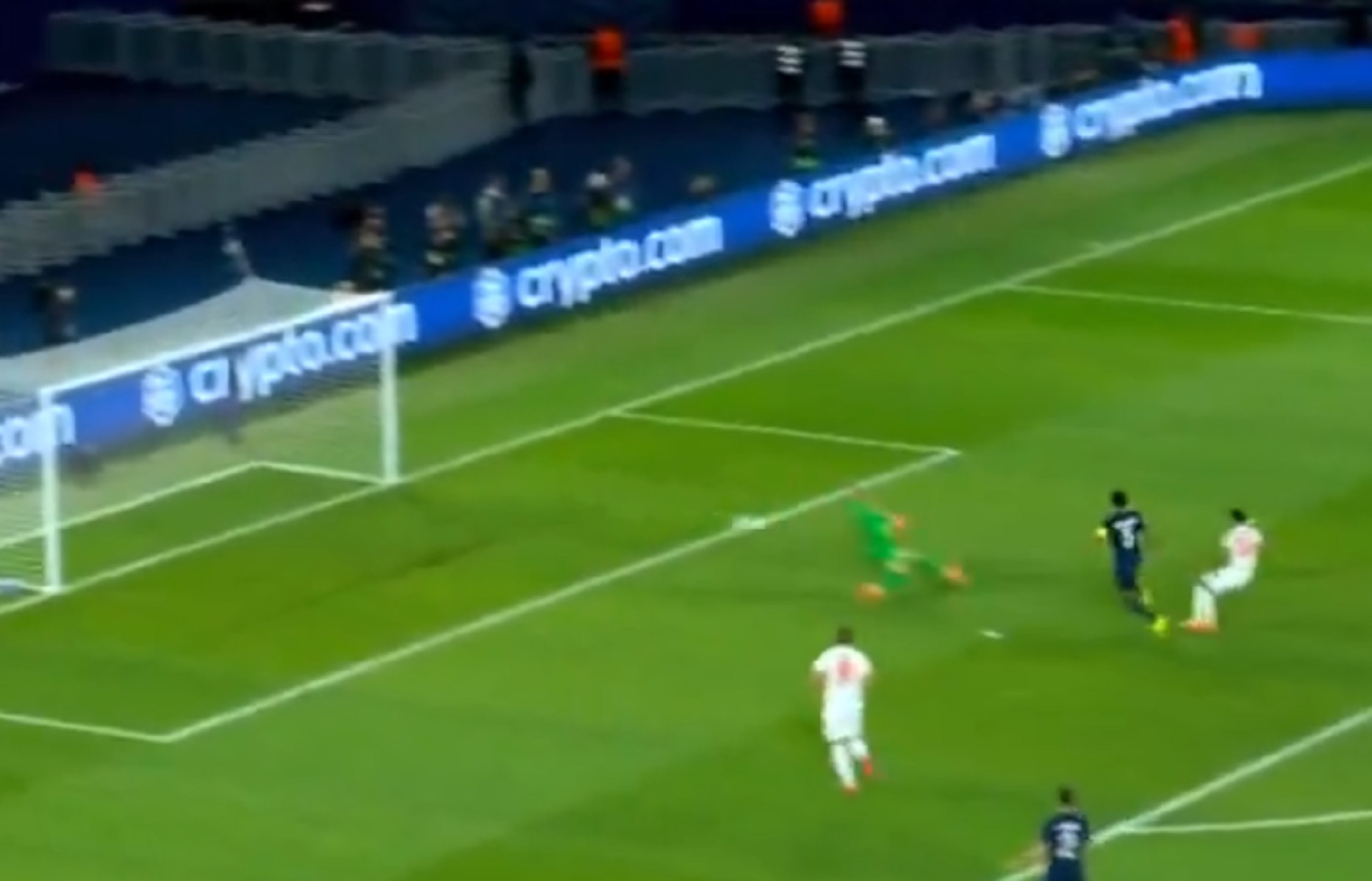 Μπάγερν και Ντίαζ κάνουν… πάρτι στην αεράμυνα της Παρί Σεν Ζερμέν (vid)