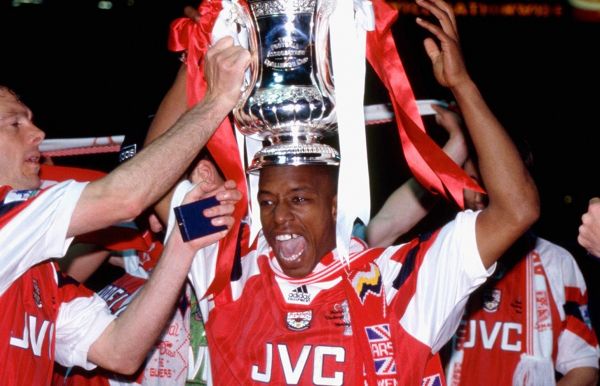 Ο Ίαν Ράιτ έχει γενέθλια και γιορτάζει η Άρσεναλ μαζί του! (vid)