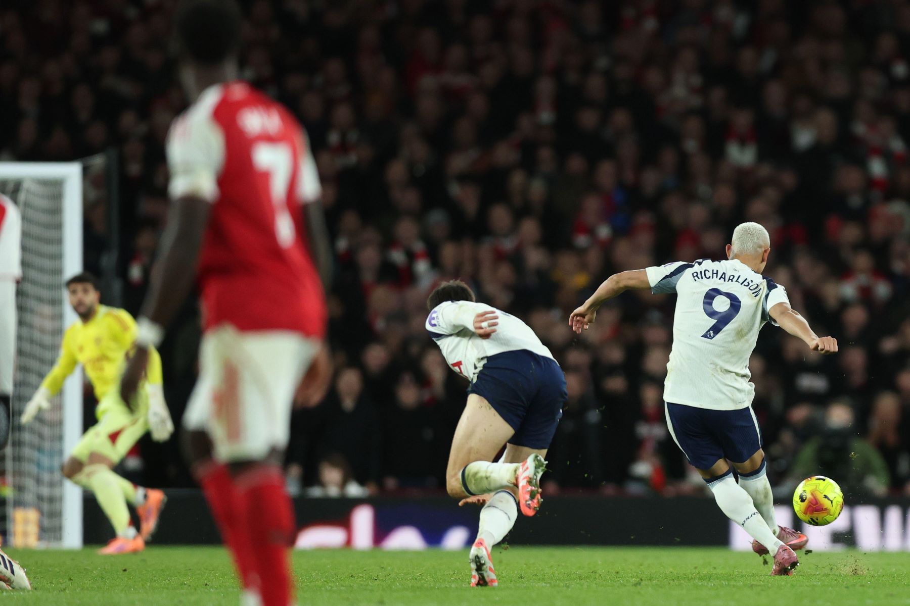 Τι γκολάρα: Ο Ριτσάρλισον έκανε… ρόμπα τον Ράγια (vid)