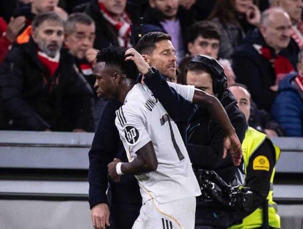 Ρεάλ Μαδρίτης: Τέλος η γκρίνια – Έδωσαν τα χέρια Βινίσιους και Αλόνσο