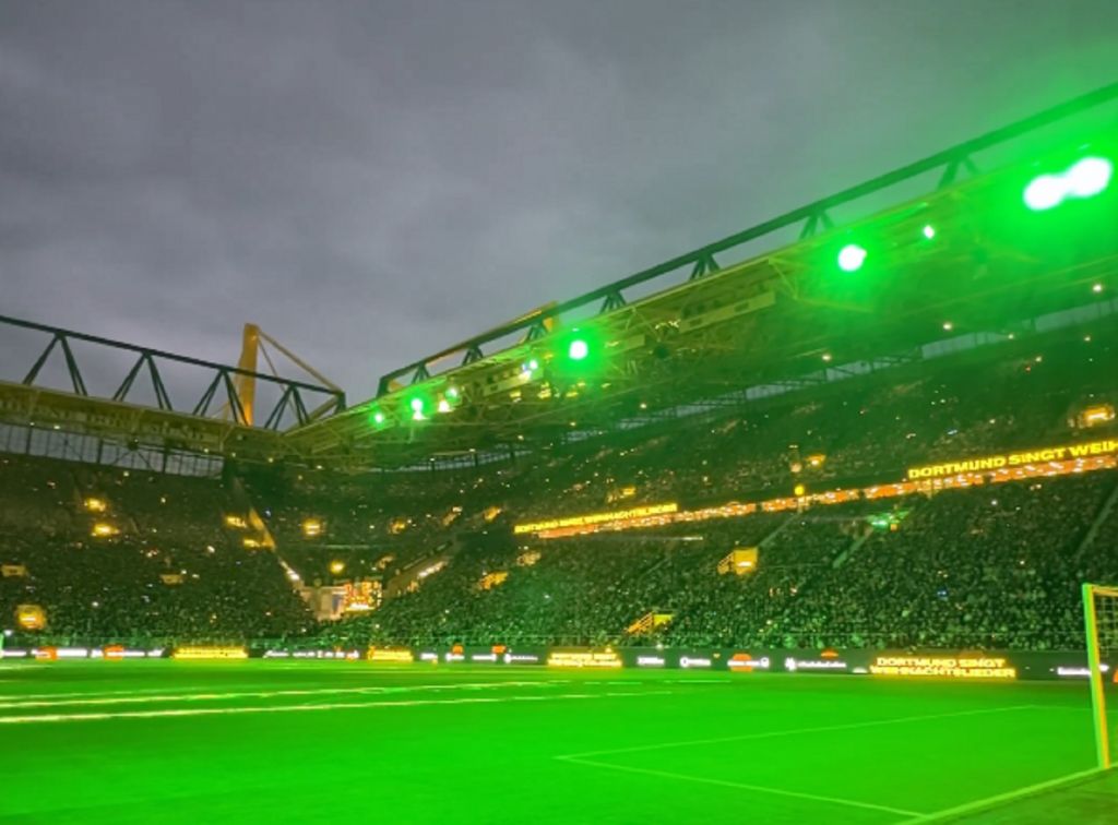 Μπορούσια Ντόρτμουντ: 70.000 θεατές τραγουδούν το Jingle Bells (vid)