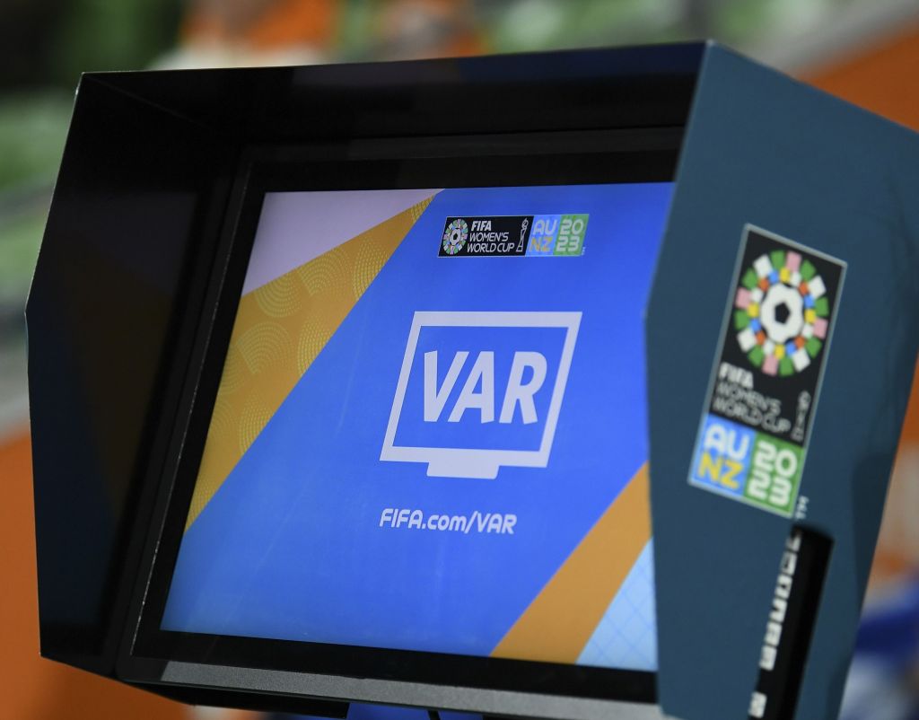 «Διαλύουν» το ποδόσφαιρο – Το VAR θα ελέγχει κόρνερ και κίτρινες κάρτες