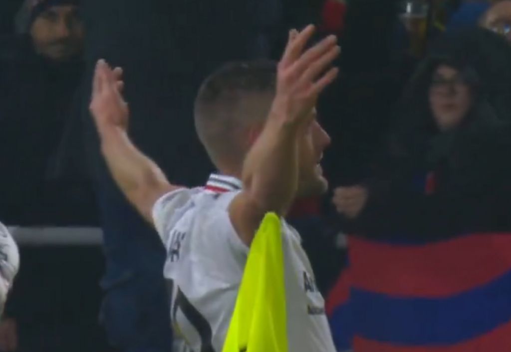 O Βάρντι σμπαραλιάζει την άμυνα της Μπολόνια (vid)